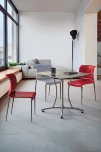 Escritorios para oficina moderna y mesa frente a ventanal